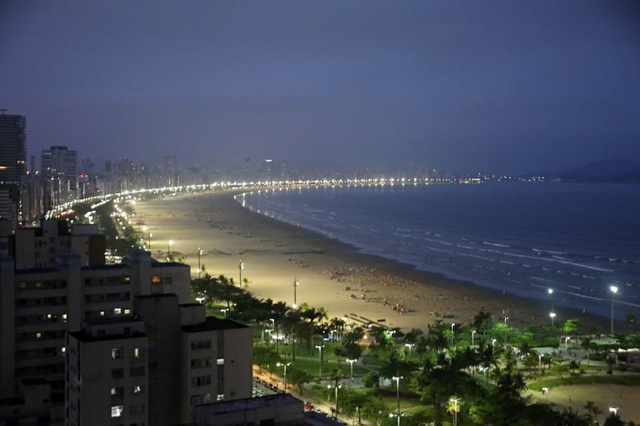 Vista noturna da orla de Santos